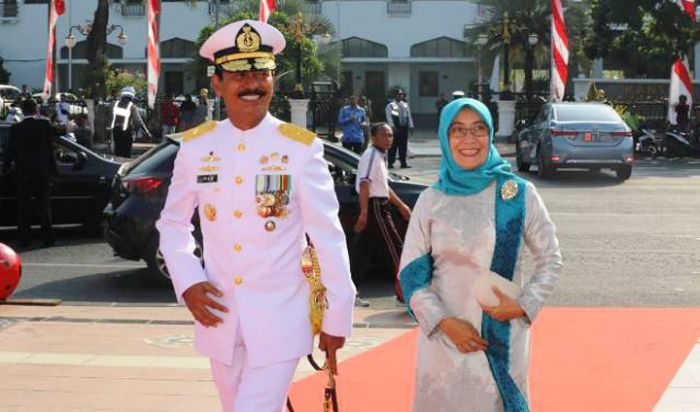 Kepala Staf Koarmada II Kenakan Seragam TNI AL Warna Putih Bersih serta Pedang di Pinggang 