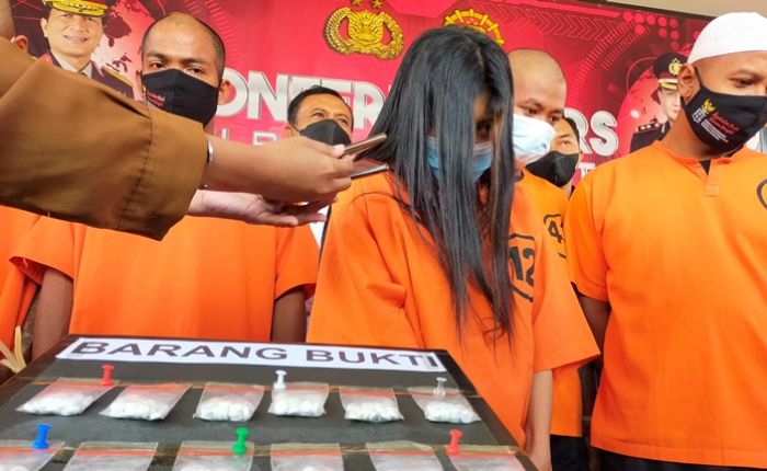 Wanita Cantik Jadi Pengedar Narkoba, Dibekuk Polisi Bawa 500 Butir Pil Koplo Wanita Cantik Jadi Pengedar Narkoba, Dibekuk Polisi Bawa 500 Butir Pil Koplo
