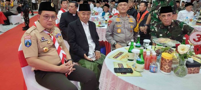 Doa Bersama Kapolri dan Panglima TNI, Kiai Asep Duduk Satu Meja dengan Kapolda dan Pangdam V Jatim Doa Bersama Kapolri dan Panglima TNI, Kiai Asep Duduk Satu Meja dengan Kapolda dan Pangdam V Jatim