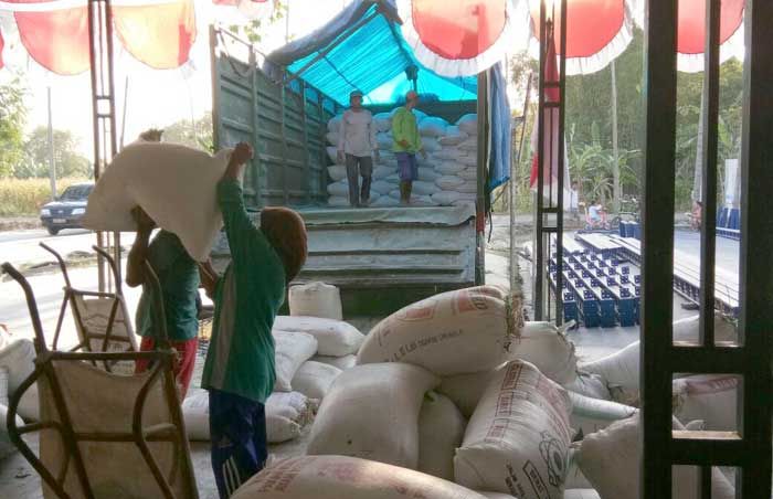Stok Melimpah, Gresik Kirim Beras ke Jabodetabek Stok Melimpah, Gresik Kirim Beras ke Jabodetabek