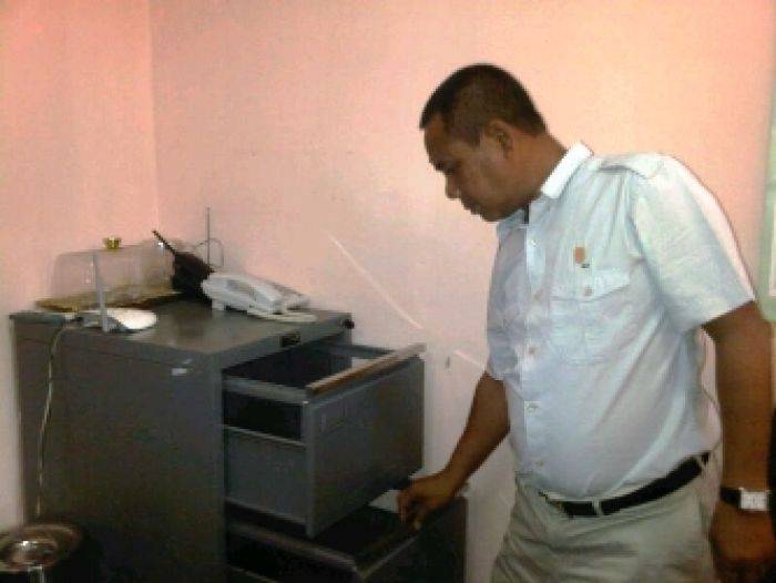 Inventaris Wakil DPRD Sampang yang Tersisa hanya Asbak Rokok Inventaris Wakil DPRD Sampang yang Tersisa hanya Asbak Rokok