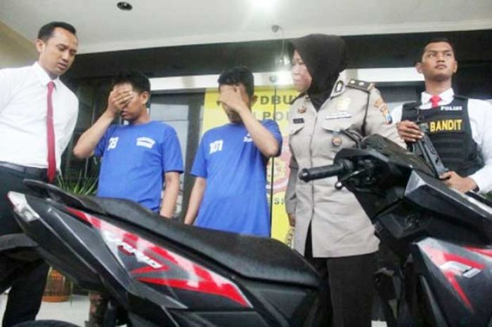 Jambret Jalanan ini Gagal Lancarkan Aksinya Gara-gara Motornya Nyangkut ke Motor Korban Jambret Jalanan ini Gagal Lancarkan Aksinya Gara-gara Motornya Nyangkut ke Motor Korban