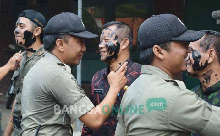 Ritual Terima Pegawai Baru di Satpol PP Tulungagung: Wajah Dicoreti Arang, Dimandikan Kembang Ritual Terima Pegawai Baru di Satpol PP Tulungagung: Wajah Dicoreti Arang, Dimandikan Kembang