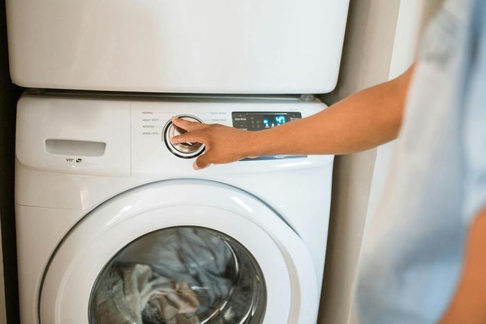 Emak-Emak Wajib Tahu! Inilah Penyebab Mesin Cuci Bergoyang dan Cara Mengatasinya Emak-Emak Wajib Tahu! Inilah Penyebab Mesin Cuci Bergoyang dan Cara Mengatasinya