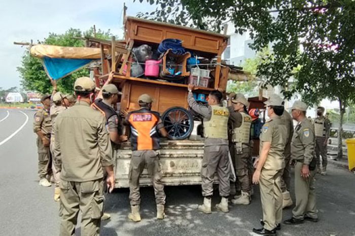 Langgar Kesepakatan, Puluhan Gerobak Milik PKL di Kawasan SLG Kediri Digaruk Satpol PP