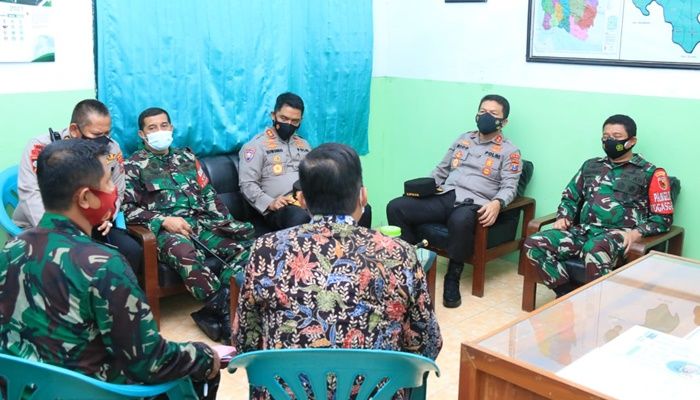 Kapolda Jatim dan Pangdam V Brawijaya Kembali Cek Kondisi Penanganan Covid-19 di Arosbaya Kapolda Jatim dan Pangdam V Brawijaya Kembali Cek Kondisi Penanganan Covid-19 di Arosbaya