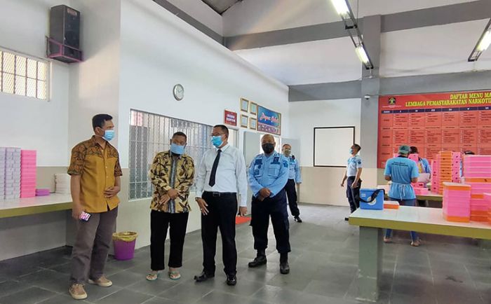 Tindak Lanjuti Sertifikat Laik Hygiene, Dinkes Sidak Dapur Lapas Narkotika Kelas IIA Pamekasan Tindak Lanjuti Sertifikat Laik Hygiene, Dinkes Sidak Dapur Lapas Narkotika Kelas IIA Pamekasan