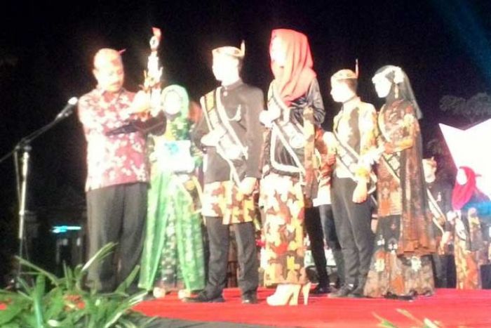 Ini Dia Juara Putra Putri Batik dan Kacong Cebhing Pamekasan 2017 Ini Dia Juara Putra Putri Batik dan Kacong Cebhing Pamekasan 2017