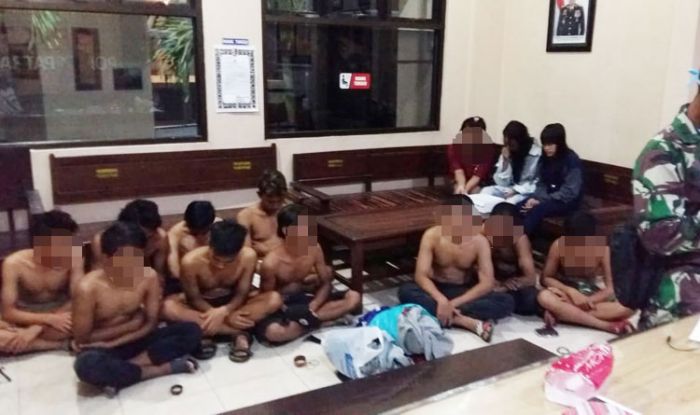 Nekat Kumpul-kumpul, 14 Pemuda di Jember Diciduk Polisi, 3 di antaranya Perempuan Nekat Kumpul-kumpul, 14 Pemuda di Jember Diciduk Polisi, 3 di antaranya Perempuan