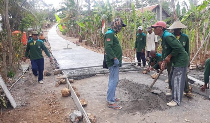 Dengan Cekatan Satgas TMMD Mengerjakan Plester Dinding RTLH