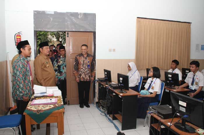 Sidak UNBK SMPN 2 Sidoarjo, Bupati Saiful Ilah Kenang Masa Sekolah