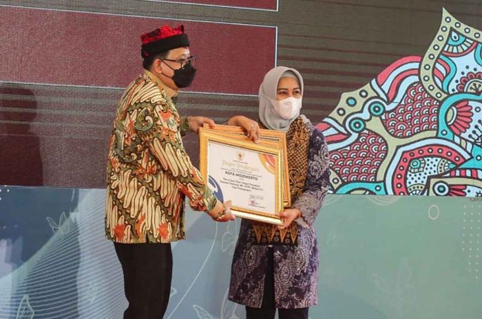 Top! Kota Mojokerto Raih 3 Penghargaan Sekaligus di Bidang Kesehatan Top! Kota Mojokerto Raih 3 Penghargaan Sekaligus di Bidang Kesehatan