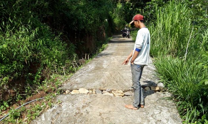 Sudah Seminggu, Beberapa Warga Kediri Tidur di Barak Pengungsian Akibat Tanah Retak