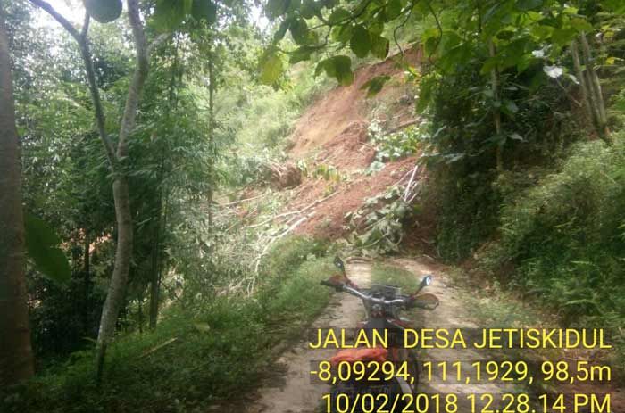 Tertimbun Longsor, Akses Jalan Lingkar di Arjosari Pacitan Tak Bisa Dilalui Tertimbun Longsor, Akses Jalan Lingkar di Arjosari Pacitan Tak Bisa Dilalui