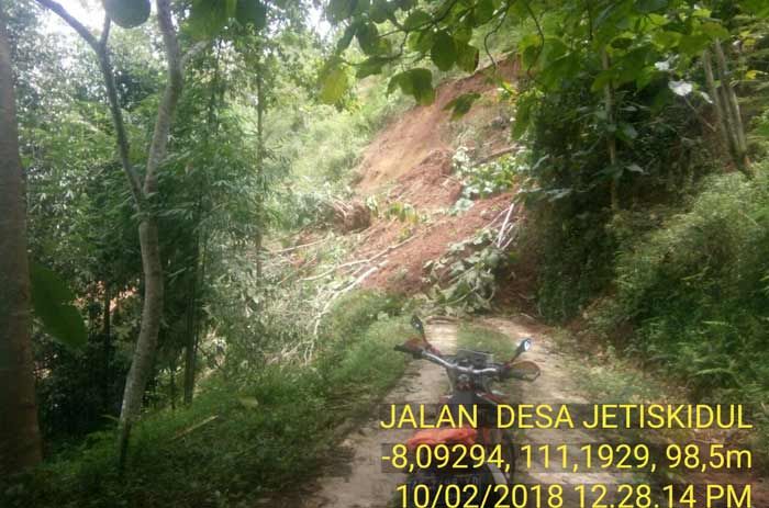 Tertimbun Longsor, Akses Jalan Lingkar di Arjosari Pacitan Tak Bisa Dilalui