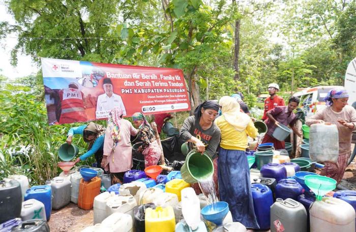 PMI Kabupaten Pasuruan Salurkan Bantuan ke Desa Terdampak Kekeringan di Kecamatan Winongan PMI Kabupaten Pasuruan Salurkan Bantuan ke Desa Terdampak Kekeringan di Kecamatan Winongan