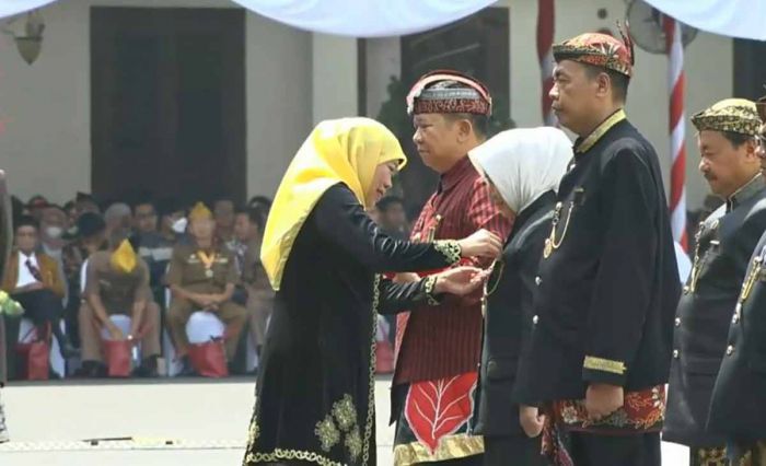 Wali Kota Mojokerto Terima Lencana Jer Basuki Mawa Beya Emas dari Gubernur Khofifah