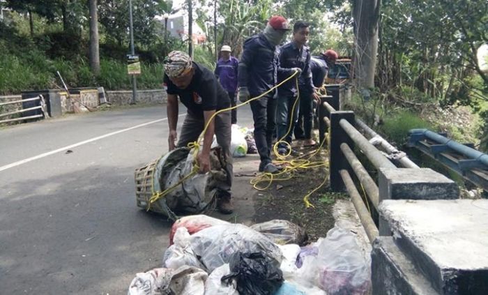 RCL Kota Batu Kecam Pembuangan Sampah Popok di Kali