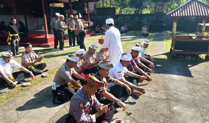 Bakti Religi, Polda Jatim dan Polres Nganjuk Sembahyang Bareng di Pura Kertabuana Giri Wilis Bakti Religi, Polda Jatim dan Polres Nganjuk Sembahyang Bareng di Pura Kertabuana Giri Wilis