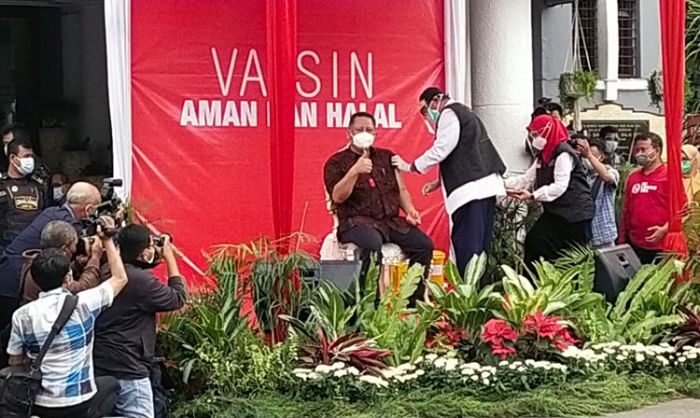 Plt. Wali Kota dan Forpimda Awali Vaksinasi Covid-19 di Surabaya Plt. Wali Kota dan Forpimda Awali Vaksinasi Covid-19 di Surabaya