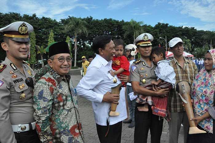 Polda Jatim Bantu Kaki Palsu Korban Laka Nouval dan Danis