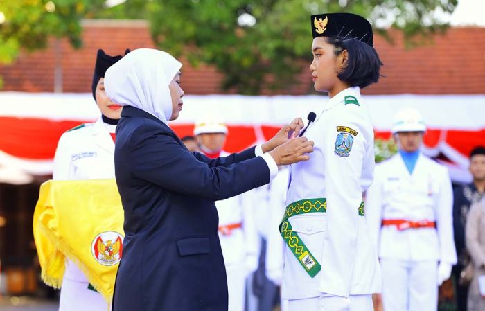 Gubernur Khofifah Kukuhkan 76 Anggota Paskibraka Jatim: Ini Tugas Mulia, Laksanakan dengan Baik