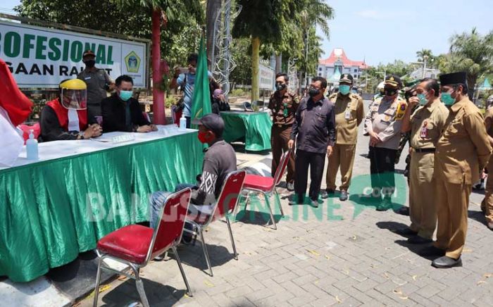 Terjaring Operasi Yustisi di Depan Pemkab Gresik, Puluhan Pelanggar Masker Langsung Sidang di Tempat