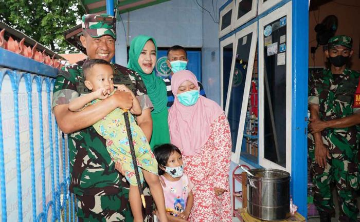 Danrem 084/BJ dan Ketua Persit KCK Koorcab Rem 084 Kunjungi Anak Stunting di Jambangan Surabaya Danrem 084/BJ dan Ketua Persit KCK Koorcab Rem 084 Kunjungi Anak Stunting di Jambangan Surabaya