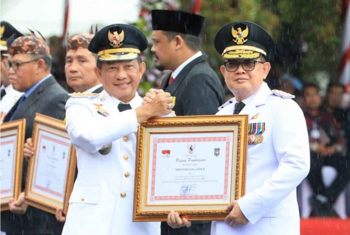 Pesan Pj Gubernur Jatim saat Terima Penghargaan dari Mendagri di Hari Otoda 2024 Pesan Pj Gubernur Jatim saat Terima Penghargaan dari Mendagri di Hari Otoda 2024