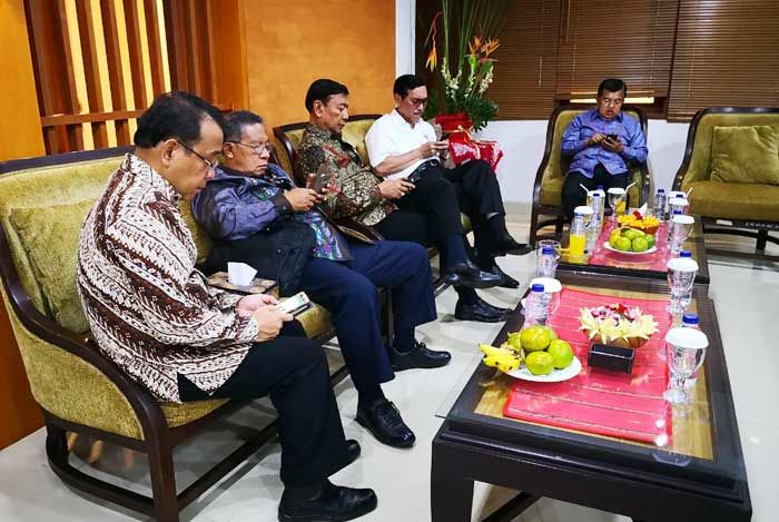 Pengamat Usulkan Pembuatan Regulasi Penggunaan Gadget Saat Jam Kerja Pengamat Usulkan Pembuatan Regulasi Penggunaan Gadget Saat Jam Kerja