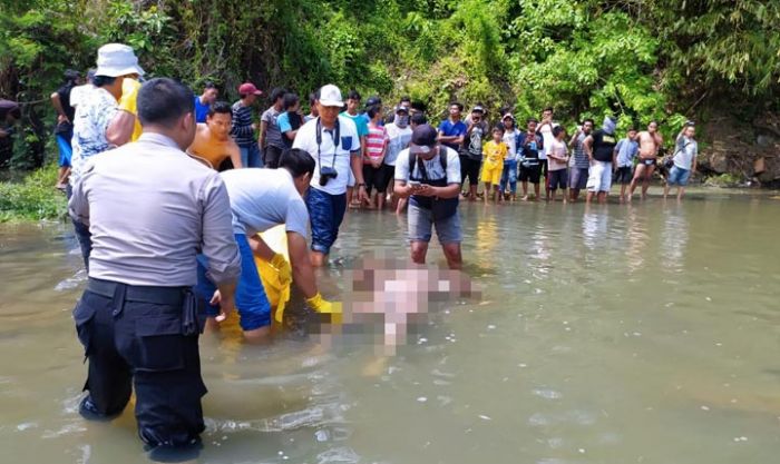 Mayat Pria Telanjang Ditemukan Mengambang di Aliran Sungai Belakang Kampung Jackloth Jember Mayat Pria Telanjang Ditemukan Mengambang di Aliran Sungai Belakang Kampung Jackloth Jember