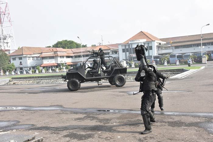 Aksi Tim VBSS Pasukan Katak Kejutkan Ratusan Taruna-Taruni BEB 2019 Aksi Tim VBSS Pasukan Katak Kejutkan Ratusan Taruna-Taruni BEB 2019