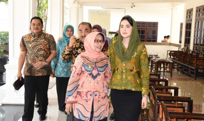 Arumi Bachsin Minta PKK Dukung Kampung KB Arumi Bachsin Minta PKK Dukung Kampung KB