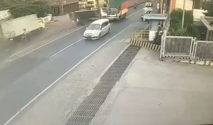 Pecah Ban, Dump Truk Muat Pasir Tabrak 3 Kendaraan Pecah Ban, Dump Truk Muat Pasir Tabrak 3 Kendaraan