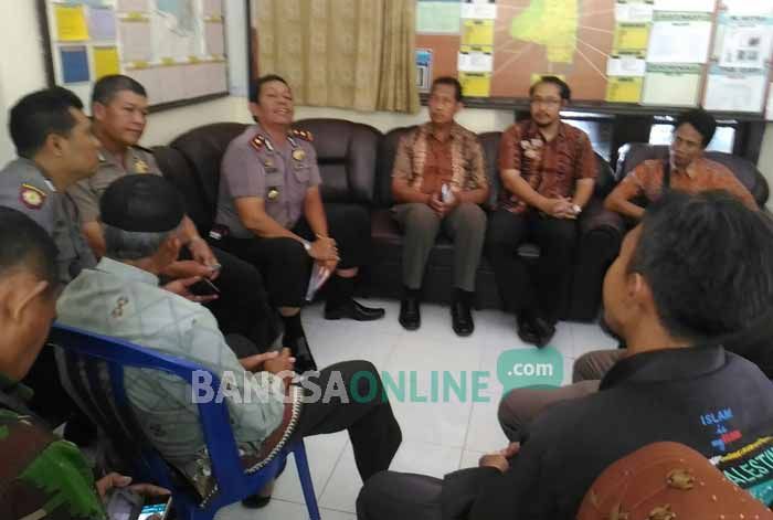 Warga Tamanan Kediri Ngamuk Robek Kitab Pujian Umat Islam, Dilaporkan Polisi Warga Tamanan Kediri Ngamuk Robek Kitab Pujian Umat Islam, Dilaporkan Polisi