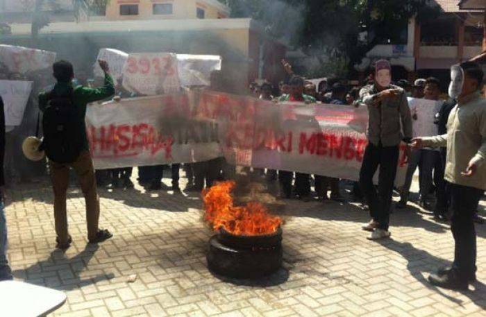 Ratusan Mahasiswa STAIN Kediri Unjuk Rasa Tuntut Penyelesaian Masalah Kampus