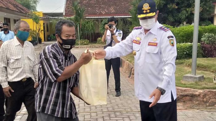 Peringati Harhubnas, Wali Kota Madiun Berbagi Sembako ke Sopir Angkot dan Warga