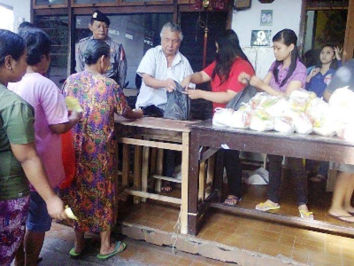 Satu Warga Thiong Hoa Bagikan Zakat 