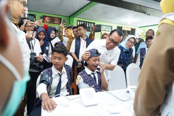 Tinjau CKG di SMPN 1 Padangan, Menko PMK Prihatin Banyak Siswa dengan Kadar Gula Tinggi