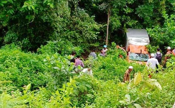 ​Mobil Pikap Box Milik PT. Pos Indonesia Terjun ke Jurang di Pamekasan