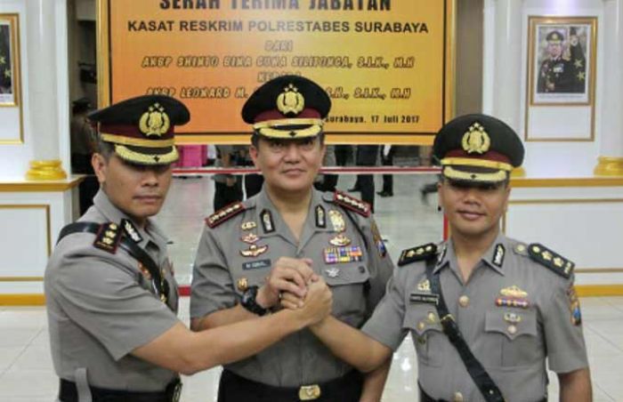 Kapolrestabes Surabaya Pimpin Sertijab Kasatreskrim Polrestabes Surabaya yang Baru Kapolrestabes Surabaya Pimpin Sertijab Kasatreskrim Polrestabes Surabaya yang Baru