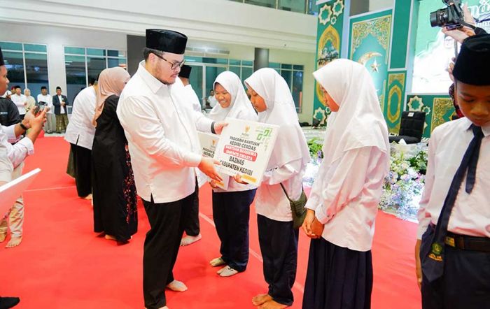 Buka Bersama Ratusan Anak Yatim, Bupati Kediri Serahkan Santunan