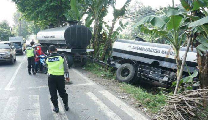 Truk Tangki Tetes Tebu Nyungsep di Jalur Nasional Jombang