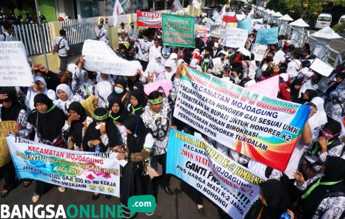 Ratusan Tenaga Honorer Pemkab Jombang Gelar Aksi Menolak Pendaftaran CPNS