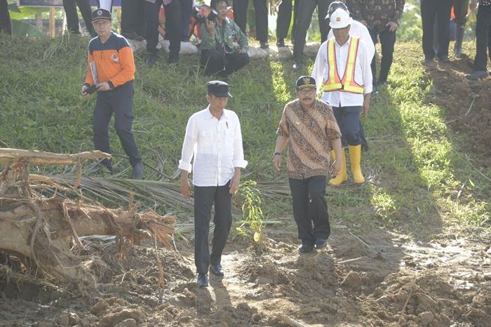 Kawal RI 1, Pakde Karwo Fokus Pulihkan Infrastruktur Jalan Kawal RI 1, Pakde Karwo Fokus Pulihkan Infrastruktur Jalan