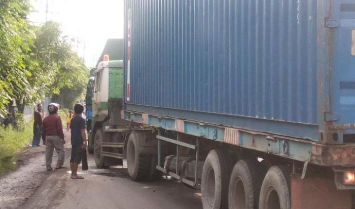 Truk Tabrak Truk di Raya Kletek Sidoarjo, Kaki Sopir Hancur Truk Tabrak Truk di Raya Kletek Sidoarjo, Kaki Sopir Hancur
