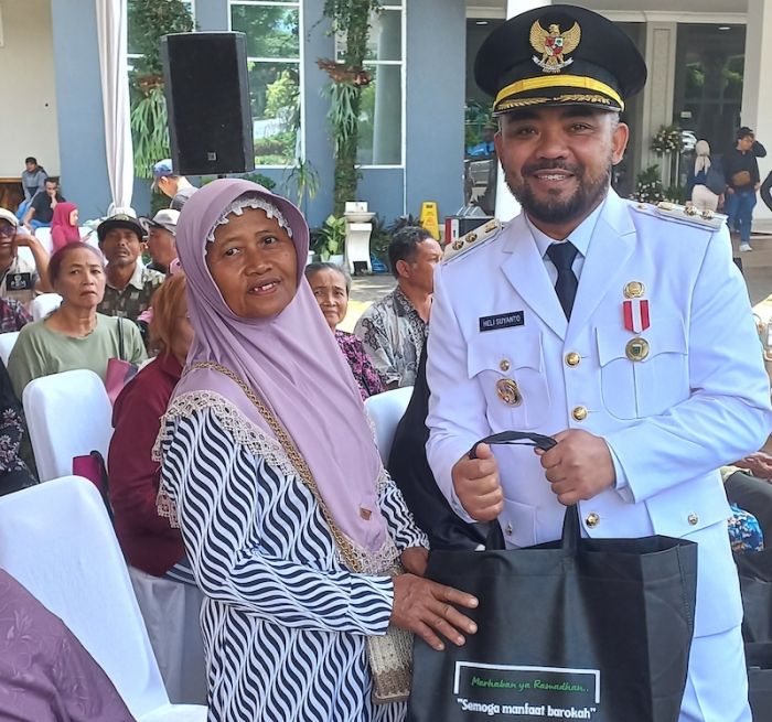 Pemkot Batu Serahkan Bantuan Gubernur Jatim Berupa 500 Paket Sembako ke Warga Pemkot Batu Serahkan Bantuan Gubernur Jatim Berupa 500 Paket Sembako ke Warga