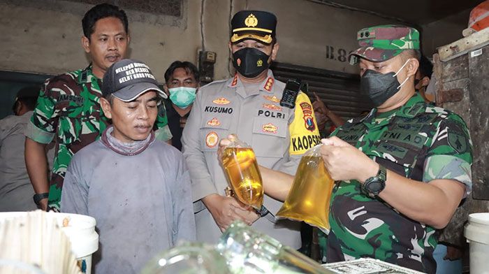 Kapolresta Sidoarjo Sidak Harga Minyak Goreng Curah pada Sejumlah Pasar Tradisional di Kota Delta Kapolresta Sidoarjo Sidak Harga Minyak Goreng Curah pada Sejumlah Pasar Tradisional di Kota Delta