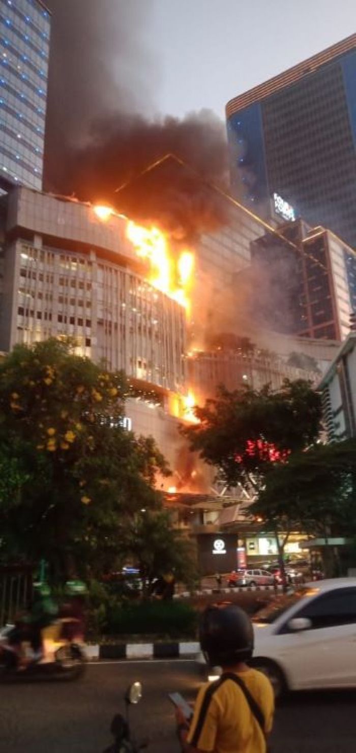 Tunjungan Plaza 5 Surabaya Terbakar, Pengunjung Semburat Tunjungan Plaza 5 Surabaya Terbakar, Pengunjung Semburat