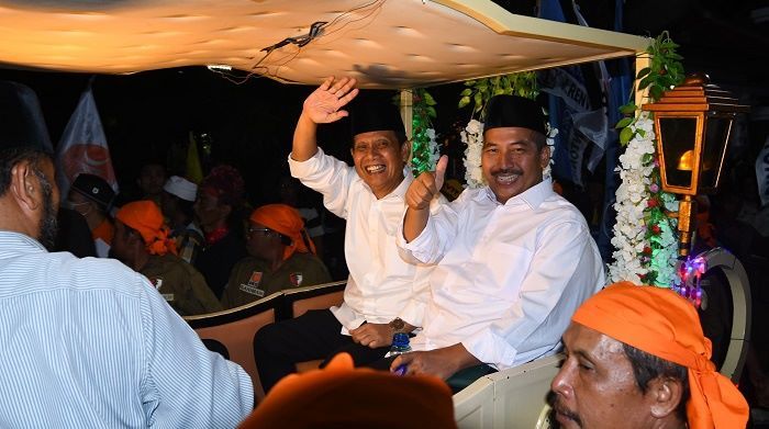 Naik Kereta Kuda, Abah Gun-Dokter Umar Daftar ke KPU Malang Diantar Ribuan Pendukung Naik Kereta Kuda, Abah Gun-Dokter Umar Daftar ke KPU Malang Diantar Ribuan Pendukung